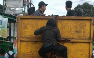 Angkot Mogok, Warga Terpaksa Numpang Truk Sampah - JPNN.com