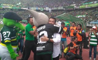 Mengharukan..Demi Persebaya, Menpora Jalan Kaki 3 Km - JPNN.com