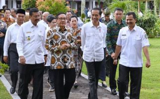 Kunjungi Tapteng, Jokowi Disambut Akbar Tanjung di SMA - JPNN.com