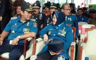 PNS Dapat Hukuman Hormat Bendera Setengah Jam - JPNN.com