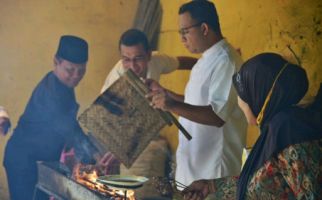 Lihat Ni, Pak Anies Jadi Tukang Sate di Tegal - JPNN.com