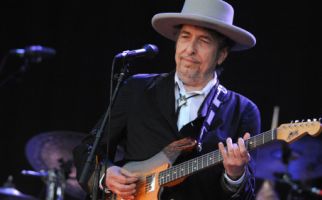 Bob Dylan Menerima Nobel Sastra dalam Upacara Tertutup - JPNN.com