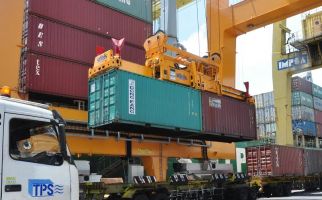 Container Crane Terbesar di Tanjung Perak Siap Operasi - JPNN.com