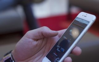 Waduh, Terlalu Sering Main Handphone Ternyata Berbahaya Bagi Jempol Anda - JPNN.com