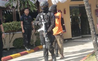 Ciduk Terduga Teroris di Pekayon, Densus Sita Buku Jihad? - JPNN.com