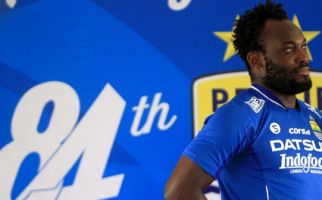 Essien Perkenalkan Jersey Baru Persib - JPNN.com