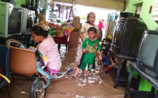 Parah! Dua Jam Diguyur Hujan, 100 KK Terendam Banjir - JPNN.com