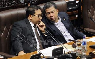 Tok Tok Tok... Fahri Hamzah Ketukkan Palu DPR untuk Pengesahan RUU Pesantren - JPNN.com