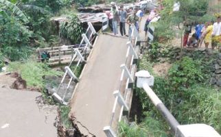 Hati-hati Jembatan di Jalan Transyogi Ambruk - JPNN.com