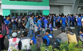 Lihat Nih! Pintu Stadion Belum Dibuka, Antrean sudah Mengular Begini - JPNN.com