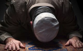 Dicap Kelamaan Pimpin Salat, Imam Masjid Hampir Dibakar Jemaah - JPNN.com