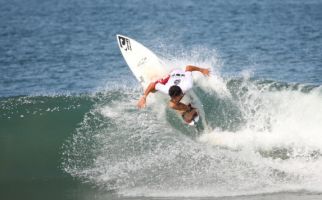 Nishi Keijiro Juara Surfing Internasional Krui Pro 2017 di Lampung - JPNN.com
