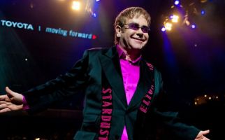 Tangis Elton John Pecah saat Kehilangan Suaranya di Atas Panggung - JPNN.com