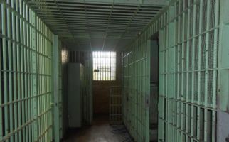 Dapat Sogok Rp 30 Juta Lepaskan Tahanan, Oknum Lapas Ditahan Polisi - JPNN.com