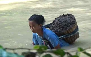 Perjuangan Ibu Pencari Pasir Melawan Arus Deras Sungai - JPNN.com