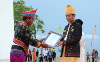 Jokowi Dapat Gelar Kapiteng Lau Pulo - JPNN.com