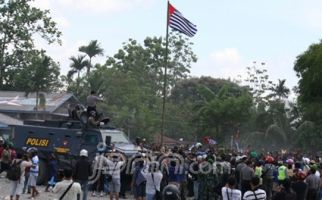 Polisi dan Wartawan jadi Korban saat Bintang Kejora Berkibar di Tengah Amukan Massa Demo - JPNN.com