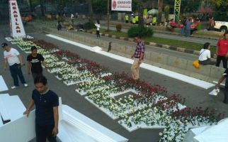 Massa Pro Ahok Bawa Bunga, Kontra Ahok Berpakaian Serba Putih - JPNN.com