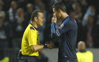 Cuneyt Cakir, Wasit Asal Turki Itu Lebih Hoki Buat Real Madrid - JPNN.com