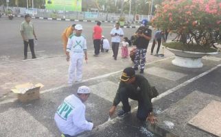 Subhanallah, FPI Bersihkan Lilin Sisa Aksi Pendukung Ahok - JPNN.com
