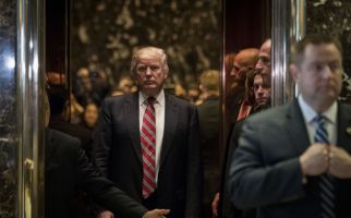Drama 10 Hari di Gedung Putih, Trump Bongkar Pasang Staf - JPNN.com
