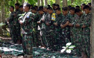 Salat Jumat di Hutan, Prajurit TNI Kebanjiran Doa dari Netizens - JPNN.com