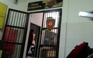 Siswi SMK Nyambi Bisnis Haram, Dijemput Polisi di Sekolah - JPNN.com