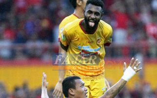 Laga Panas PSM vs Sriwijaya FC, Basna Julurkan Lidah ke Ferdinand - JPNN.com