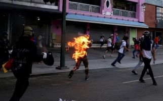 Guaido - Maduro Rebutan Kekuasaan, Rakyat Venezuela Jadi Korban - JPNN.com