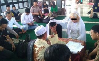 Sejoli Tersangka Pembuang Bayi Nikah di Kantor Polisi, Lega... - JPNN.com