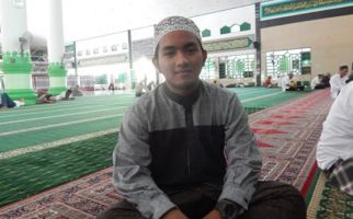 Sempat Takut akan Dibunuh, Remaja 18 Tahun Ini jadi Imam Masjid Agung - JPNN.com