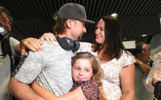 Reuni Keluarga Penuh Air Mata setelah Queensland Dibuka - JPNN.com