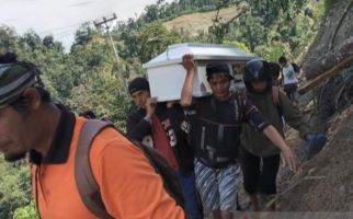 Lihat Perjuangan Warga Jalan Kaki Gotong Jenazah Hingga 15 Kilometer - JPNN.com