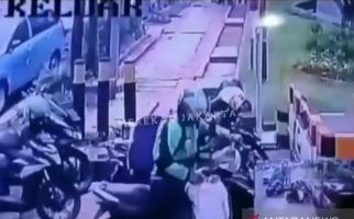 Orang Ini Videonya Viral, Memakai Jaket Ojek Online, Belum Tertangkap - JPNN.com