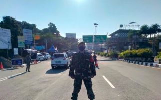 Prajurit TNI Berdiri di Tengah Jalan, Periksa Setiap Kendaraan - JPNN.com