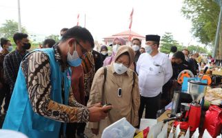 Mensos Risma Nge-Vlog Promosikan Madu Karang Taruna Aceh - JPNN.com