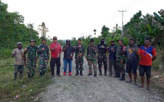 Satgas TNI Bersama Aparat Desa dan Masyarakat Gelar Kerja Bakti - JPNN.com