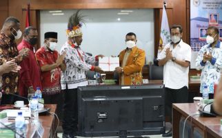 Senator Filep Terima RPP Otsus dari DPRD Papua Barat - JPNN.com