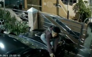 Lihat, Orang Ini Nekat Mencuri Spion Mobil di dalam Garasi - JPNN.com