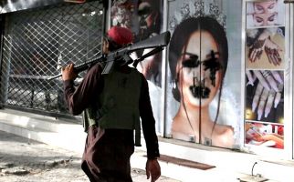Taliban Larang Salon Kecantikan setelah Hampir 2 Tahun Kuasai Afghanistan - JPNN.com