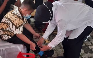 Di Depan Anggota DPR, Bu Risma Ajari Anak Yatim Cara Mengikat Tali Sepatu - JPNN.com