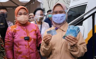 Singgah di Bandung Menaker Ida Tinjau Aktivasi Rekening Penerima BSU - JPNN.com