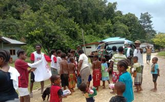 TNI Membantu Logistik Masyarakat Kisor yang Mengungsi Pascapenyerangan Pos Koramil - JPNN.com