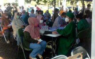 Serbuan Vaksinasi Drive Thru TNI Disambut Warga dengan Antusias, Dikunjungi Putri Indonesia 2020 - JPNN.com