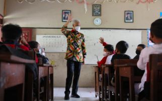 Pak Ganjar Sesalkan Ada Anak Masuk Sekolah Tanpa Pakai Masker - JPNN.com