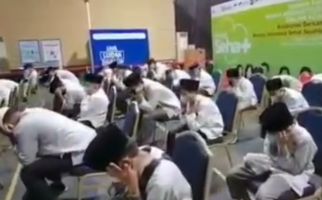 Viral Santri Tutup Telinga saat Mendengar Musik, Ustaz Alex Angkat Bicara - JPNN.com