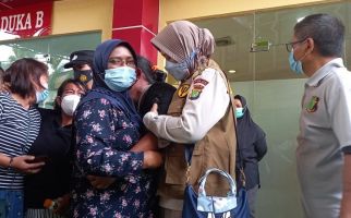 Isak Tangis Mengiringi Penyerahan Jenazah Korban Kebakaran Lapas Tangerang - JPNN.com