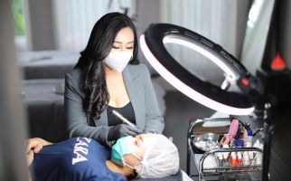 Penyulam Alis Ini Sukses Berbisnis Skincare, Omzetnya Miliaran - JPNN.com