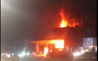 Kebakaran Toko Furnitur di Cilandak, 7 Unit Branwir Diterjunkan - JPNN.com