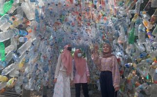 Cantiknya Penampakan Ribuan Sampah Botol Plastik yang Sulap Jadi Lorong - JPNN.com